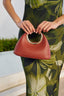 bolso de mano coco terracota asa dorada