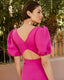 Vestido Invitada fiesta  midi elegante  sol magenta falda vuelo escote espalda mangas abullonadas 